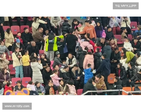 总决赛看台花絮精彩纷呈 观众激情互动点燃全场氛围