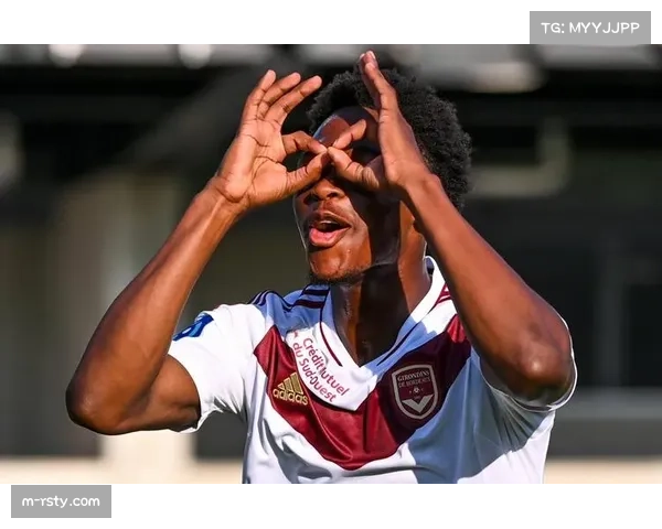 特写：看台上的球探——多特蒙德高管现身巴黎王子公园考察法国U21国脚